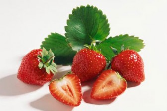 Mặt Nạ Trị Mụn Cám Từ Dâu Tây Và Lòng Trắng Trứng